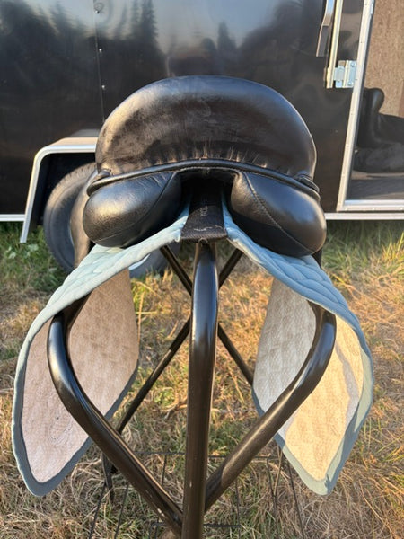Custom Advantage consignment saddle 17.5 seat