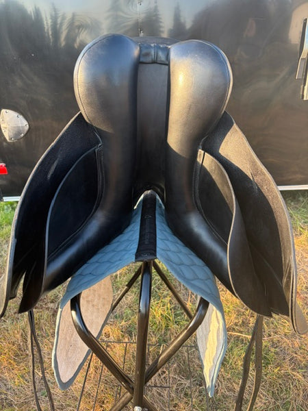 Custom Advantage consignment saddle 17.5 seat