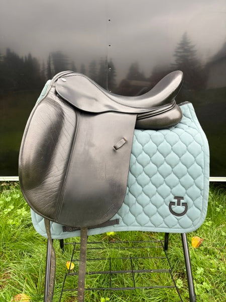 Frank Baines Elegance Dressage Consignment saddle 17.5 seat 2018